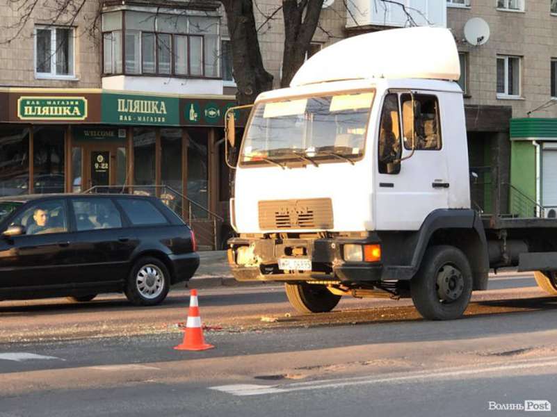 У Луцьку – ДТП: на світлофорі зіткнулися «мерседес»та вантажівка (фото)