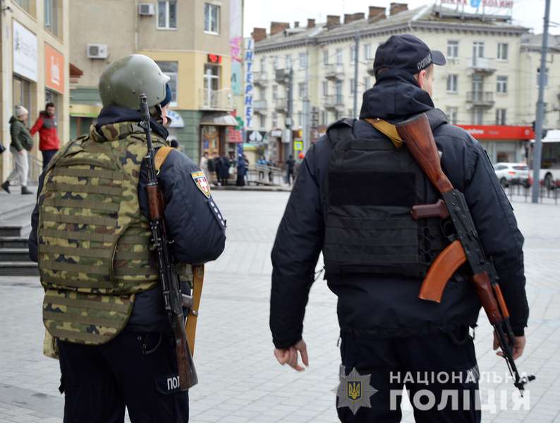 Вулиці Луцька контролюють озброєні автоматами поліцейські (фото)