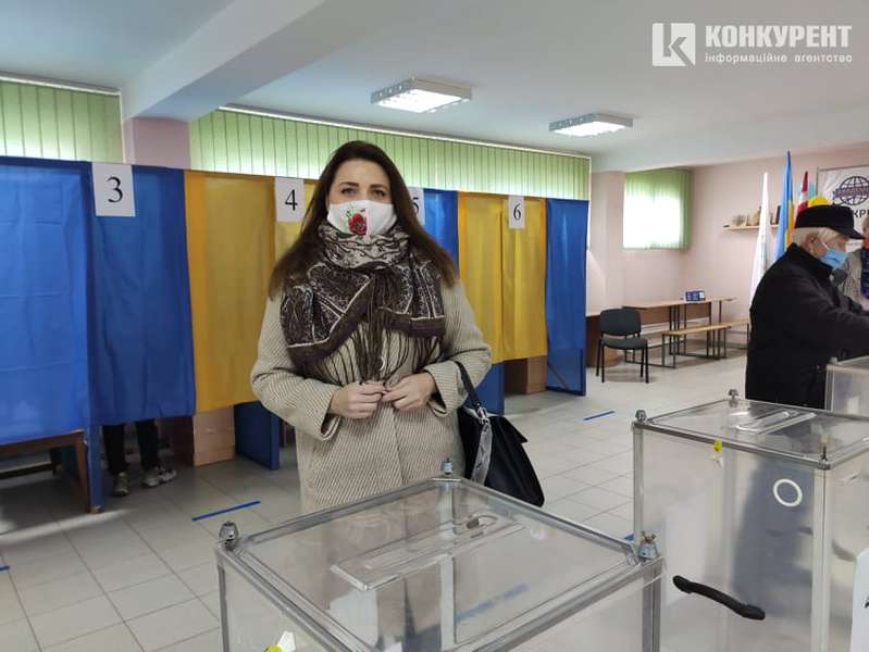 Із донькою та чоловіком: як голосувала луцька депутатка Алла Надточій (фото, відео)