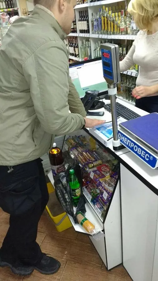 Луцькі муніципали перевірили магазини на «нічний алкоголь» (фото)