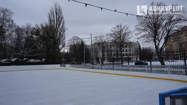 У центрі Луцька відкрили ковзанку (фото)