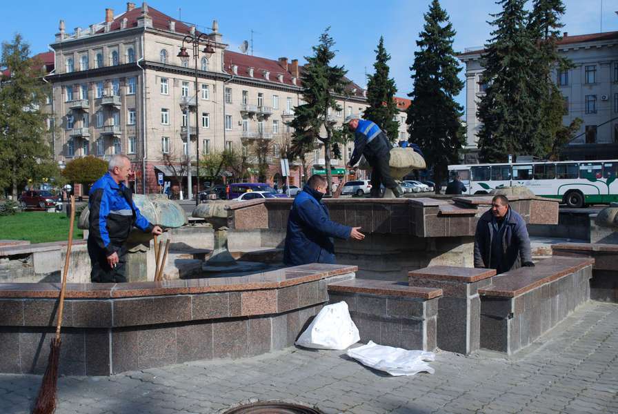 Лучани перетворили міські фонтани на сміттєзвалища (фото)