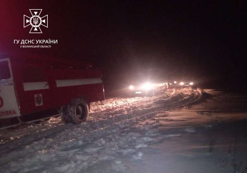 На Волині у снігові пастки потрапили два рейсових автобуси з пасажирами (фото)