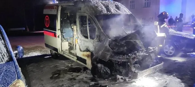 У Польщі чоловік підпалив автомобілі швидкої, призначені для допомоги Україні (фото)
