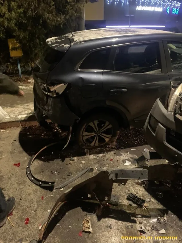 Повідомили деталі нічної ДТП з патрульним авто в центрі Луцька (фото)