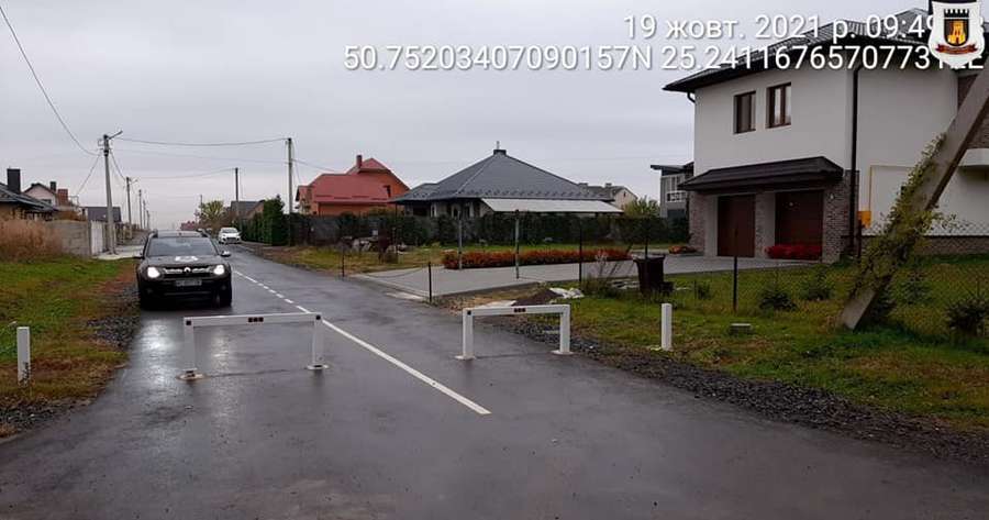 Муніципали позрізають обмежувачі руху у Луцьку і прилеглих селах (фото)