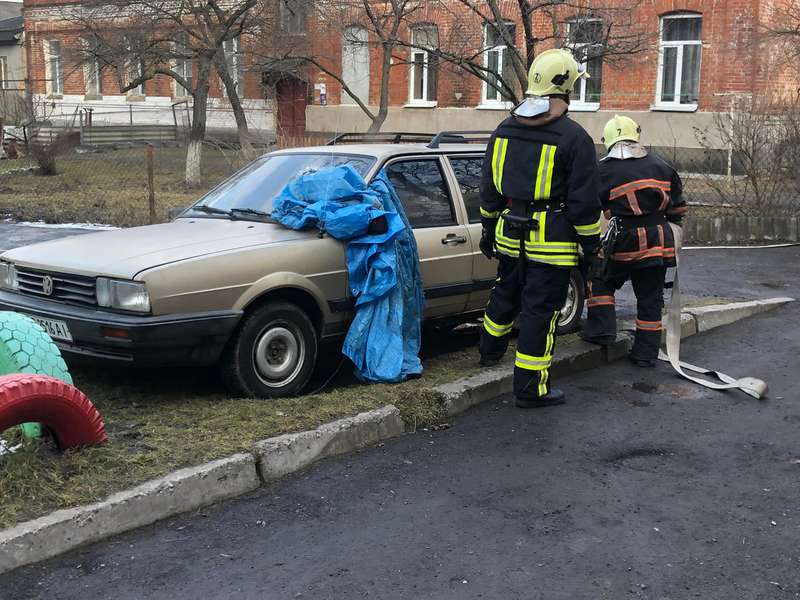 У Володимирі загорівся припаркований на газоні Volkswagen (фото, відео)