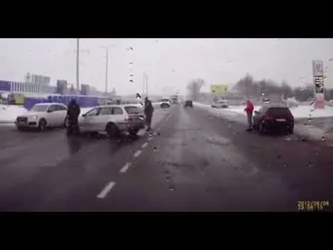 Недалеко від Луцька BMW врізалось в Audi та ледь не потрапило під фуру (відео)
