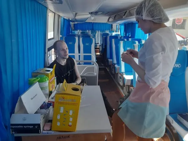 Безплатна вакцинація та обстеження: на залізничному вокзалі в Луцьку – «Територія здоров’я» (фото)