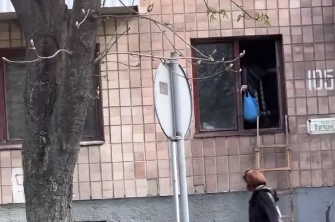 У Луцьку бабуся продовжує залазити в квартиру через вікно (відео)