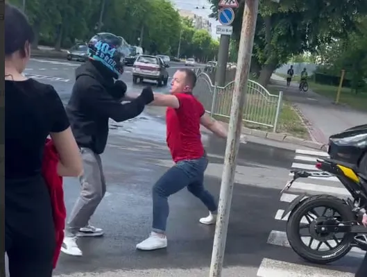 У Луцьку водій побив мотоцикліста (відео)