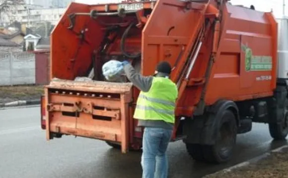 Чому луцькі комунальники збирають посортоване сміття в одне авто