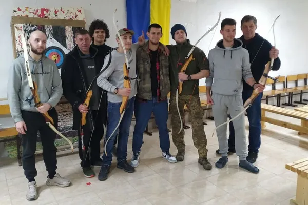 Терапія стрільбою з лука: «Луцькі соколи» тренують військовослужбовців (фото)