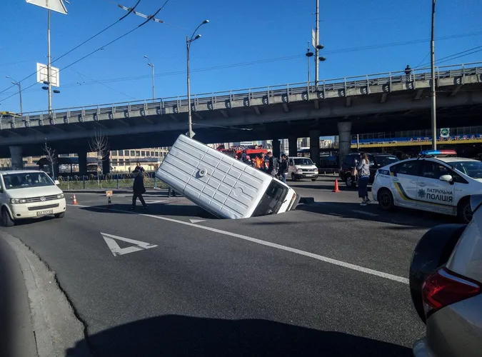 У Києві  Volkswagen провалився в яму на дорозі (відео)