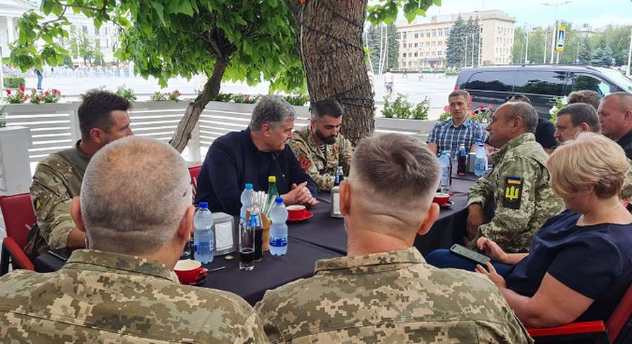 Петро Порошенко побував на Донбасі – привіз на передову обладнання та вшанував українських героїв (фото)