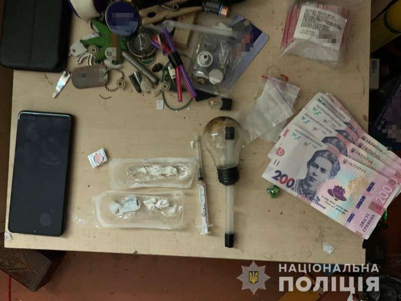 Амфетамін, метадон: у Луцьку обшукали помешкання наркоторговців (фото, відео)