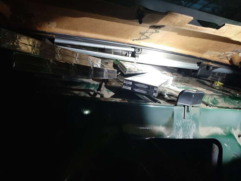 На даху, у спинках і під склом: на Волині зупинили авто з контрабандою (фото)