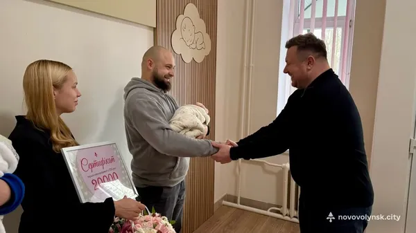 Перші малюки 2026 року: у Нововолинську батьки новонароджених отримали подарунки