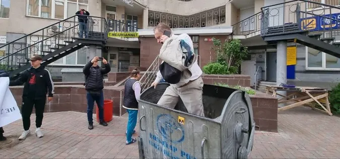 У Києві екснардепа Чорновола облили сечею і викинули у смітник (фото, відео)