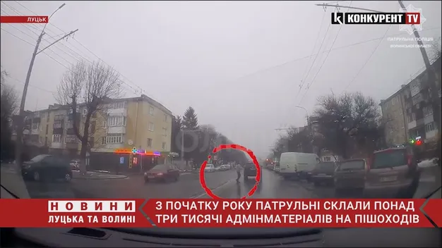 Негода не зупиняє: у Луцьку ловили «безсмертних» пішоходів (відео)