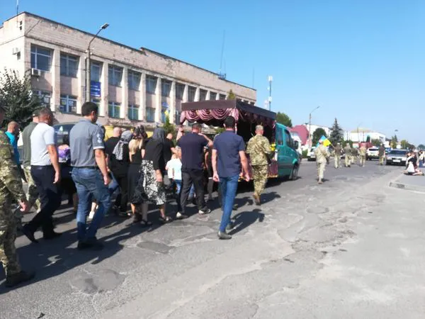 У Ратному попрощалися з бійцем ЗСУ Ростиславом Маринчуком (фото)