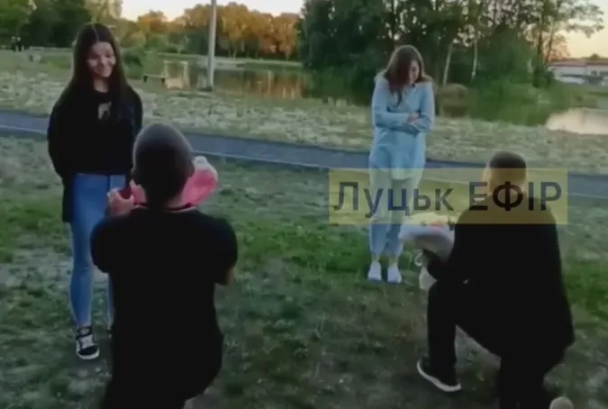 Зворушлива мить: на Волині двоє хлопців одночасно зробили пропозиції (відео)