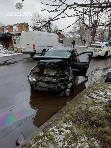 У Луцьку автомобіль врізався у дерево: деталі