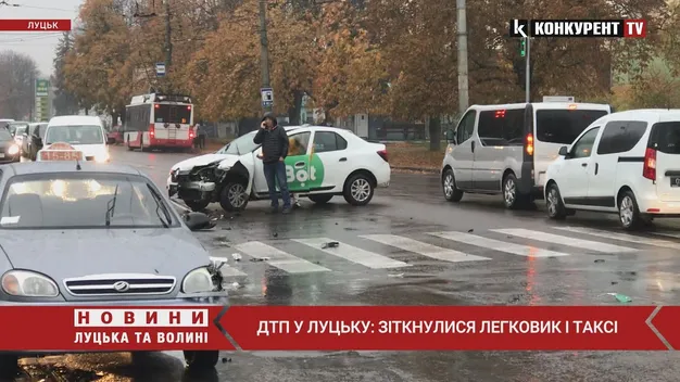У центрі Луцька біля «зебри» зіткнулися два таксі (відео)