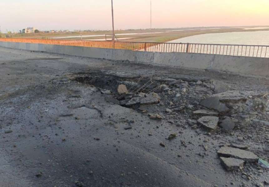 Росіяни заявили про обстріл Кримського мосту (фото)