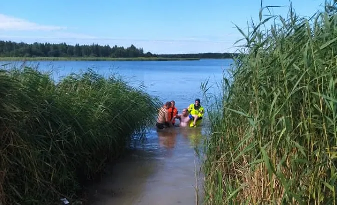 Заплив і не хотів вертатись: на Волині на озері рятували чоловіка (фото)