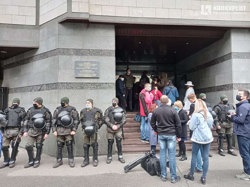 Дим та шини: очевидець розповів, що відбувається під Конституційним Судом у Києві (фото,відео)