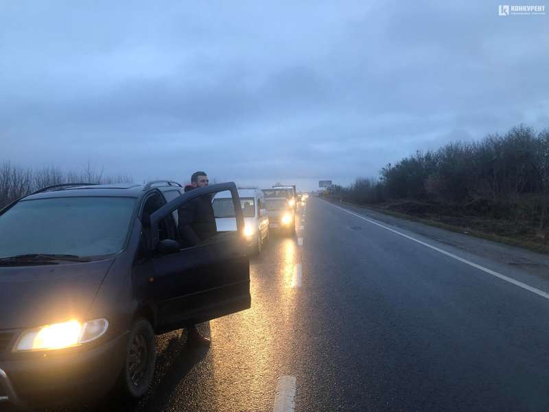 Воєнний стан: поліція перевіряє всі автівки, які рухаються у напрямку Луцька (фото, відео)