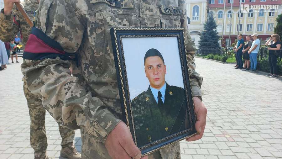 Йому було 25: у Луцьку попрощалися із загиблим воїном Максимом Мартиновим (фото, відео)