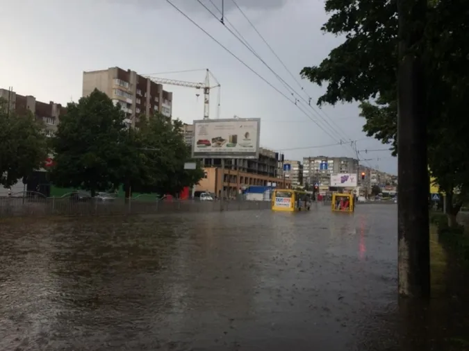 Пояснили, чому Луцьк пливе у зливи (відео)