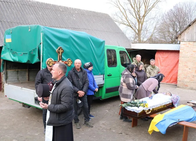 У громаді на Волині провели в останню дорогу Героя Василя Іванова (фото)