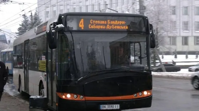 Ударив школяра по обличчю: у Рівному водії маршруток «бавляться» у вихователів