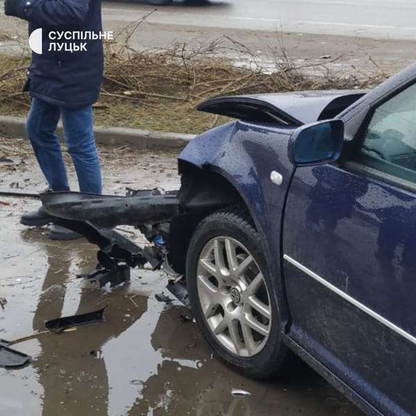 Авто злетіло з дороги: у селі під Луцьком – серйозна аварія (відео)