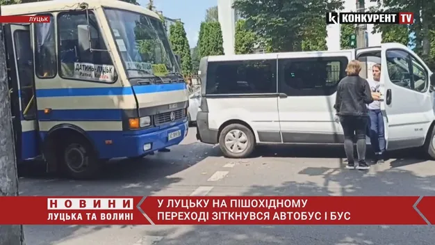 У Луцьку на пішохідному переході автобус в'їхав у бус (відео)