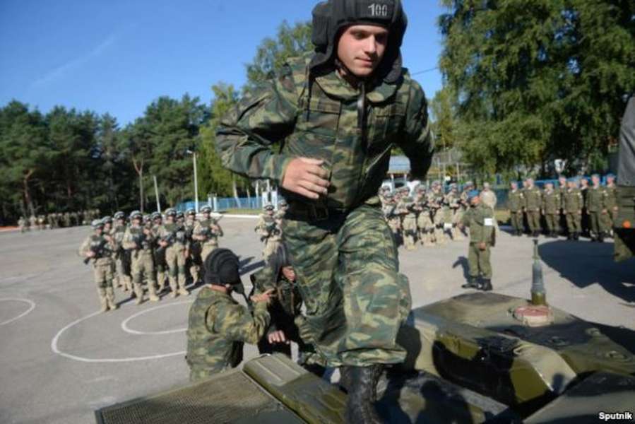 Російські військові під час навчань у Псковській області, 23 серпня 2015 року 