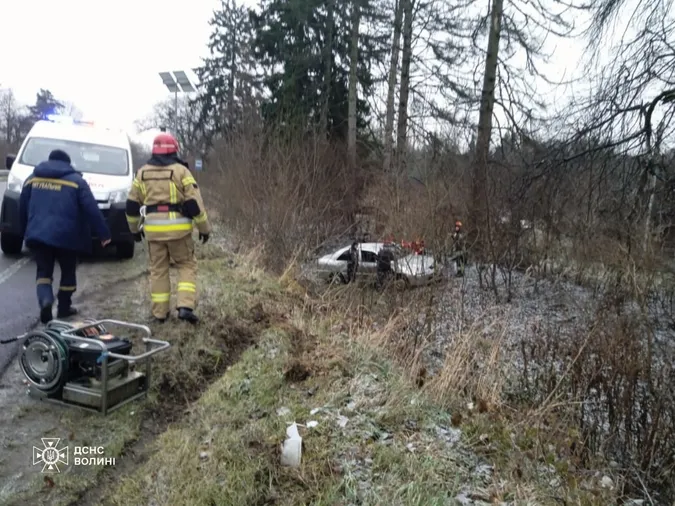 На Волині легкове авто злетіло у кювет: викликали рятувальників (фото)
