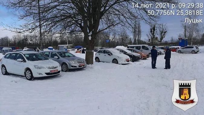 Муніципали оштрафували понад 200 водіїв, які приїхали на луцький авторинок (фото)
