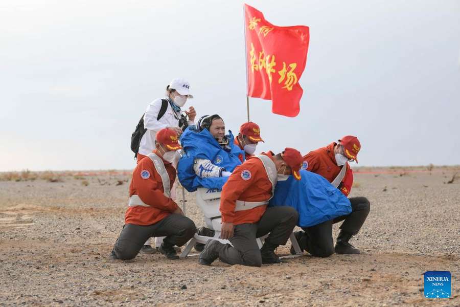 Екіпаж китайського космічного корабля «Шеньчжоу-15» повернувся на Землю