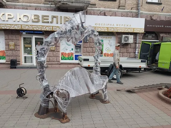 У Луцьку лавку «закоханих ліхтарів» повернули на місце  (фото)
