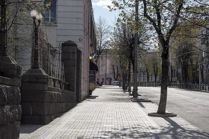 Київ та обласні центри йдуть на карантин. Чого чекати лучанам?