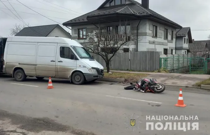 У Ковелі бабуся на скутері протаранила бус (фото, відео)