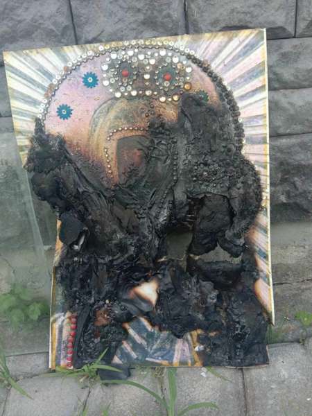 Шокуючі кадри: на Волині вандали спалили чудотворну ікону (фото)