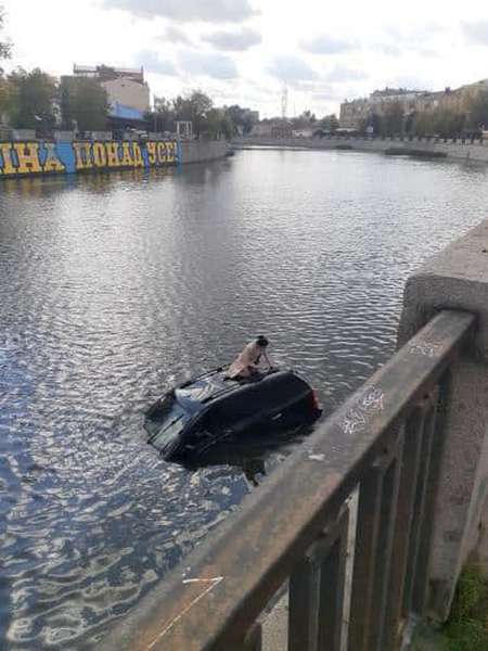 У Харкові автомобіль злетів у річку (фото)
