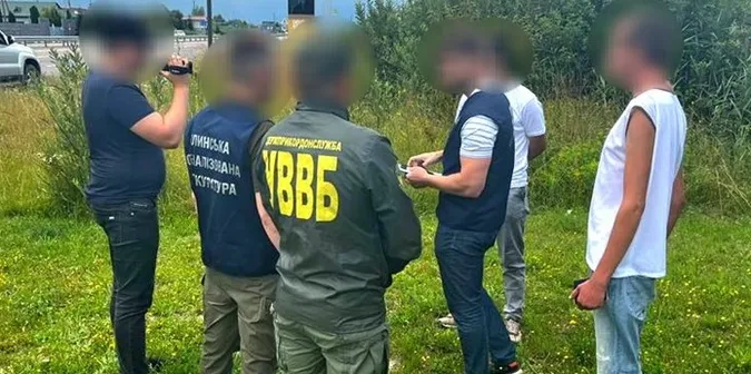 Контрабанда сигарет: на Волині на хабарі зловили прикордонника (фото)