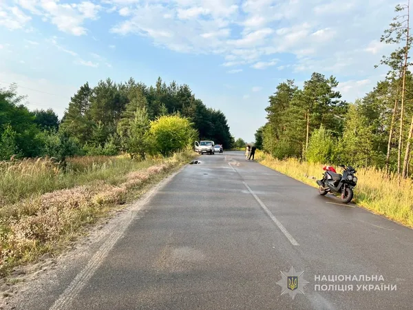 На Волині чоловік та жінка на мотоциклі влетіли у припаркований бус
