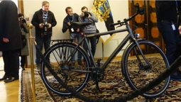 Глава Естонії подарувала Зеленському велосипед (фото)
